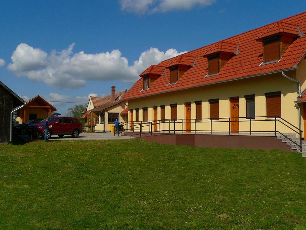 S'Schnoganeschd Villa Nemesvid Bagian luar foto
